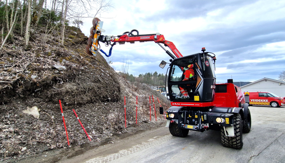 Veidekkes nye veidriftmaskin, Energreen Alpha, ble satt rett i arbeid med greinsaging da den ble levert til Veidekke i Steinkjer forrige uke. Her har føreren vendt førerhuset 90 grader for å ha godt overblikk over arbeidet.