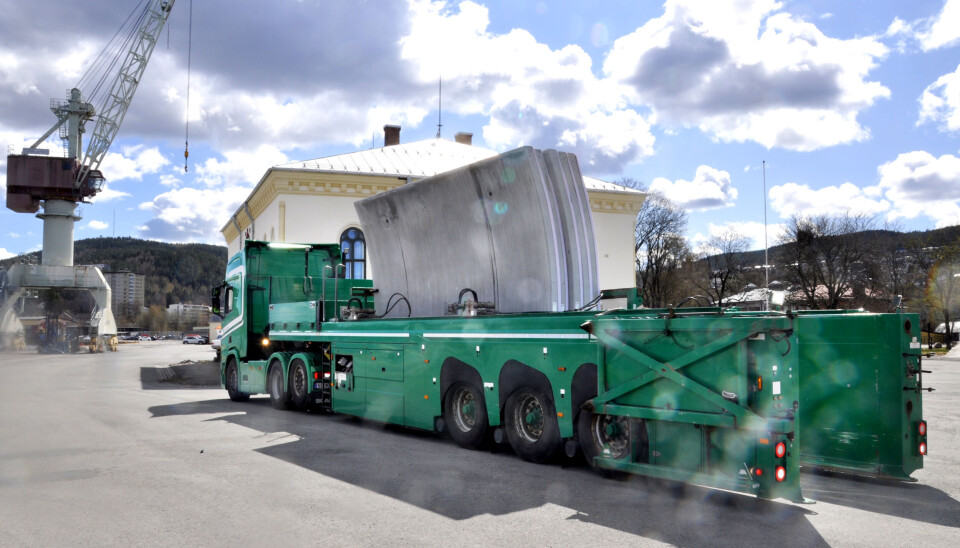 BETONGTRANSPORT: Her er første lass med betongelementer til tak og vegger i E16-tunnelen på Bukkesteinshøgda i Bærum.