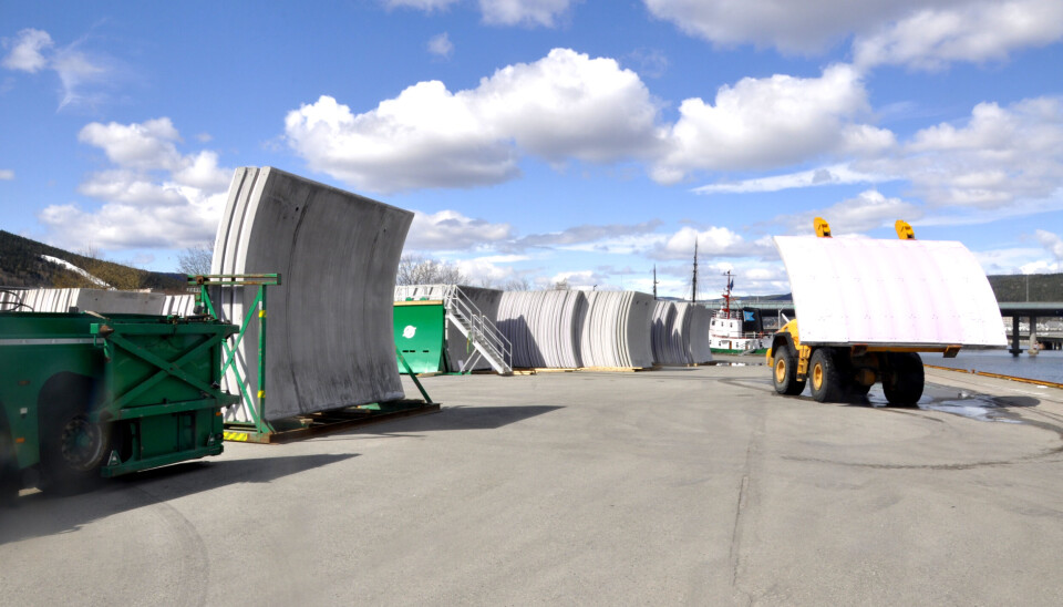 TUNG TRANSPORT: Hvert av veggelementene til Bukkesteinshøgdtunnelen veier litt over fem tonn.