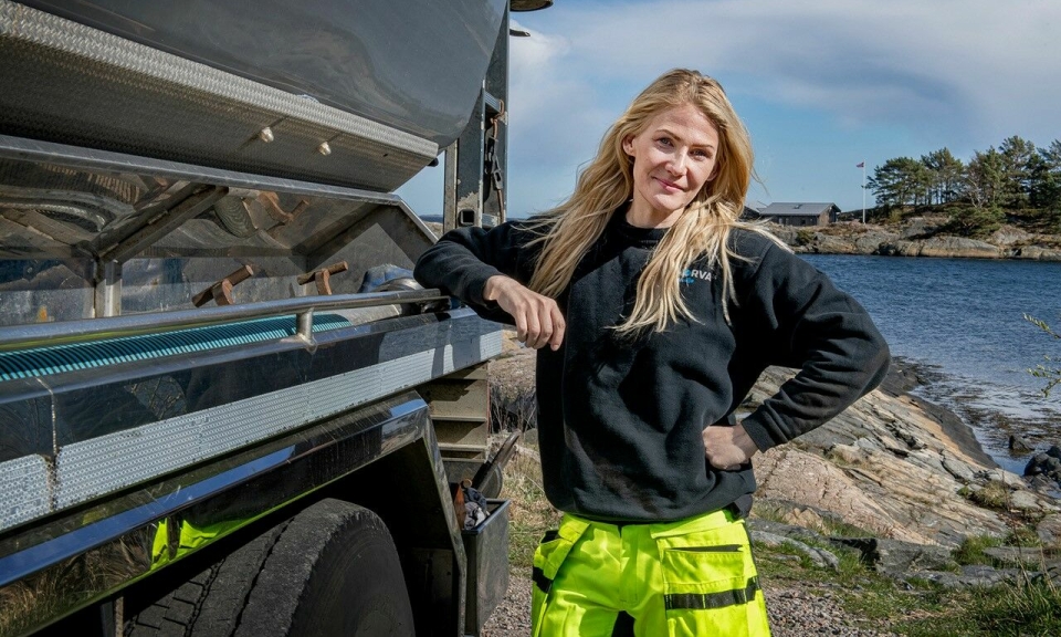 Cathrine Wilhelmsen gikk fra å jobbe på bensinstasjon til å bli lastebilsjåfør og operatør på storspyle- og kombibil.