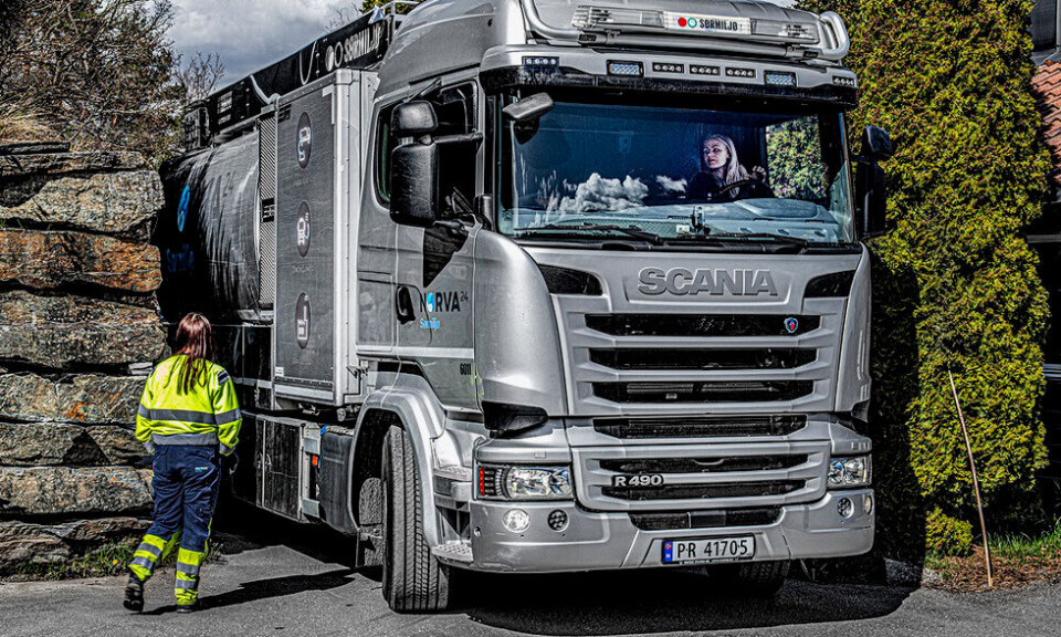 Cathrine Wilhelmsen i ferd med å forsere en passasje med Scania-en. Ved siden av står kollega Christina Boye.