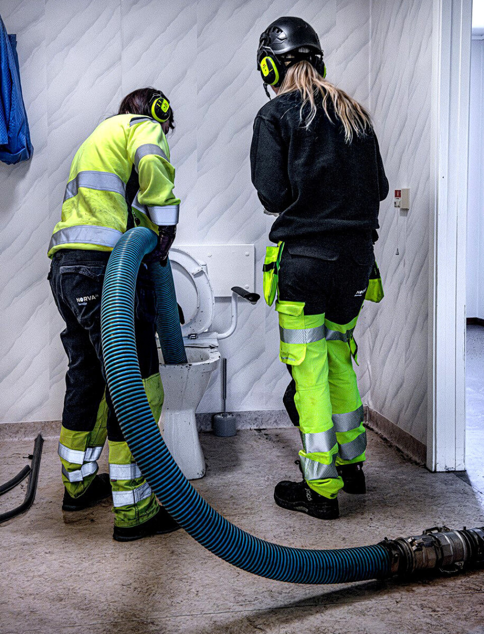 Christina Boye (t.v.) og Cathrine Wilhelmsen i ferd med å gi en tett do nådestøtet.