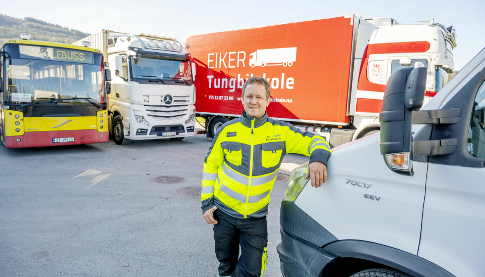 SATSER: Øystein Grimnes Tangen (34) har fem års erfaring som tungbillærer før han nylig satset på egenhånd og startet Eiker Tungbilskole.