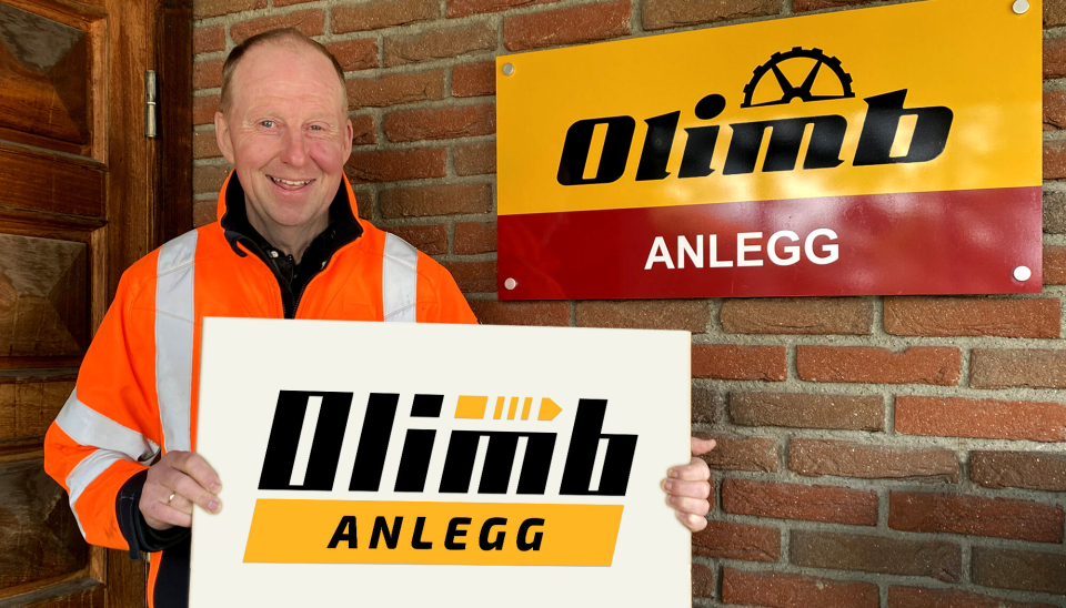 Daglig leder i Olimb Anlegg, Øystein Olimb, med ny firmalogo som skal erstatte den som henger på veggen. Samtidig nyheten om logoendringen kom nyheten om at Holland Boring AS slås sammen med Olimb Anlegg AS i sommer, og de ansatte skal overføres til Olimb.