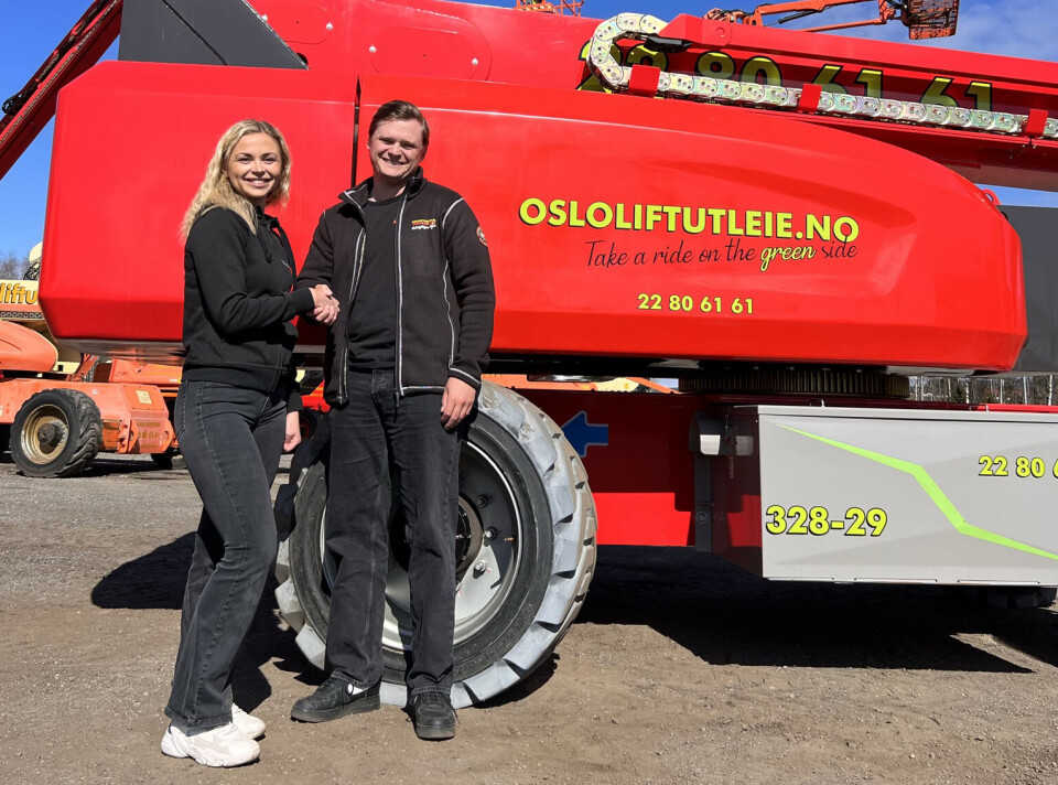 Susanne Jørgensen (ansvarlig for markedsføring hos Gantic), og Ole Johan Johansen (daglig leder i Oslo Liftutleie) ved overlevering av lifter.