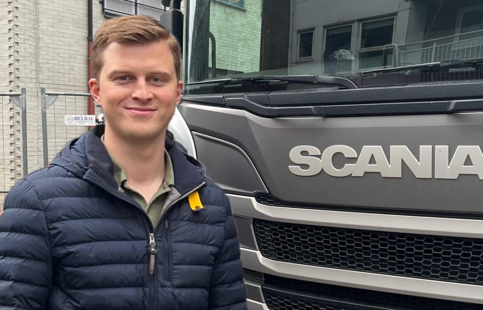 - Vi ønsker å bygge ut i et høyt tempo fremover slik at tilgang på lading ikke hindrer overgangen til elektrisk og vurderer alle lokasjoner nært bedrifter som har behov, sier Sindre Wergeland i selskapet Tung Bil Lading. Selskapet fikk støtte til to ladestasjoner, i Aurland og i Lærdal.