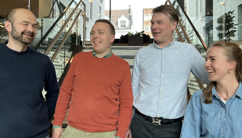 God stemning på kontraktsignering. Fra venstre: Jens Olav Kjærstad(Prosjektleder Backe Romerike), Torgeir Grønsberg (Adm.dir. Backe Romerike), Odd Arne Lian (Prosjektleder BNE), Sara Louise Kvitberg (Assisterende prosjektleder BNE). Foto: Bane NOR Eiendom God stemning på kontraktsignering. Fra venstre: Jens Olav Kjærstad(Prosjektleder Backe Romerike), Torgeir Grønsberg (Adm.dir. Backe Romerike), Odd Arne Lian (Prosjektleder BNE), Sara Louise Kvitberg (Assisterende prosjektleder BNE). Foto: Bane NOR Eiendom