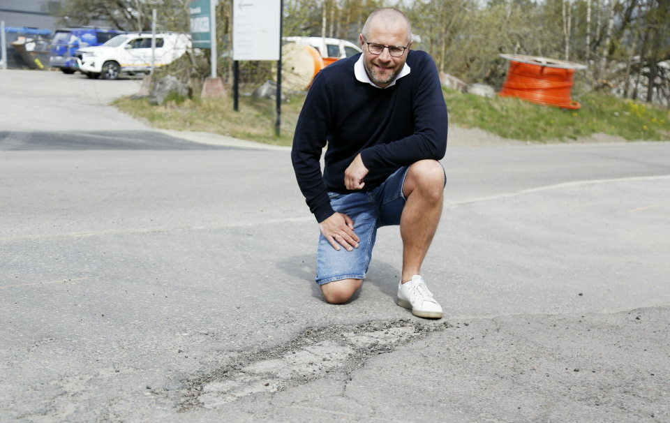 SKADER: Produktsjef for asfaltreparasjon hos Arstec AS, Børge Arnesen, trengte ikke lang tid for å finne skader i asfalten da vi gikk ut for å ta et bilde til denne artikkelen.