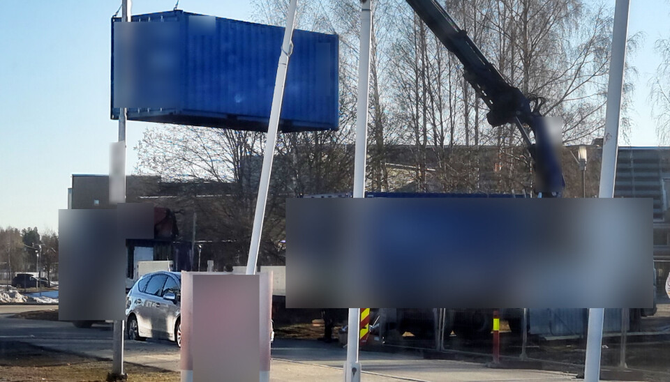 Personbil passerer på offentlig vei under hengende last. Personbil passerer på offentlig vei under hengende last.