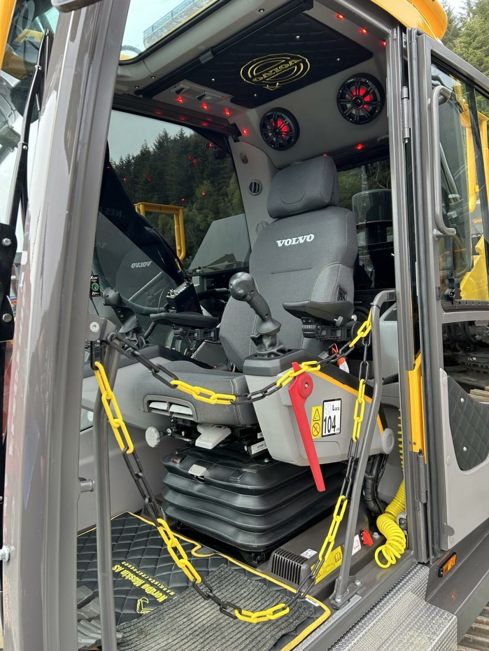En Volvo beltegraver tilhørende Nordbø Maskin, med ekstra tilbehør, på messeplassen.