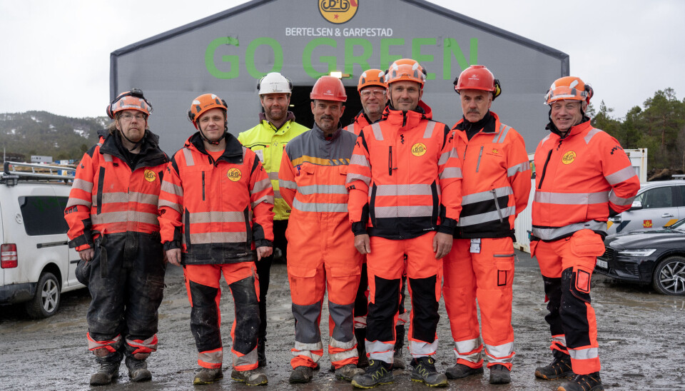 Alt materiale som ikke blir bygget inn i veiprosjektet, blir sendt til det 300 kvadratmeter store teltet (bak i bildet) hvor det sorteres i ulike containere av Bertelsen & Garpestad-ansatte.