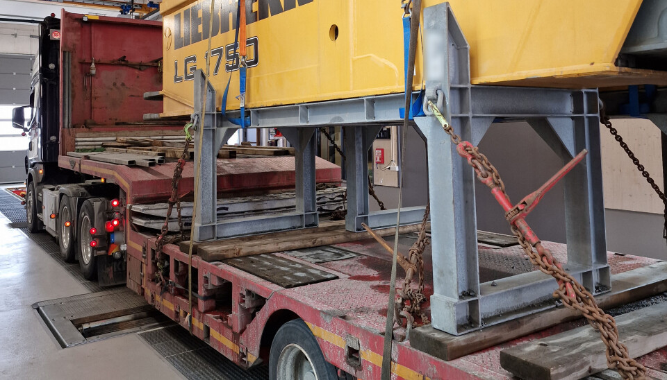 Det svenske vogntoget skulle vært reparert for flere år siden. Det var også overlast og andre feil. Liebherr LG 1750 er en hjulgående fagverkskran som ofte brukes til oppsetting av vindgeneratorer. Løftekapasiteten er opp til 750 tonn.
