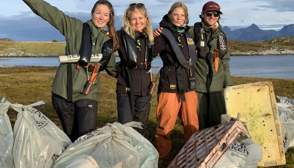 Frivillige fra Belgia, Sveits, Norge og USA med sin fangst av søppel på Helgelandskysten.