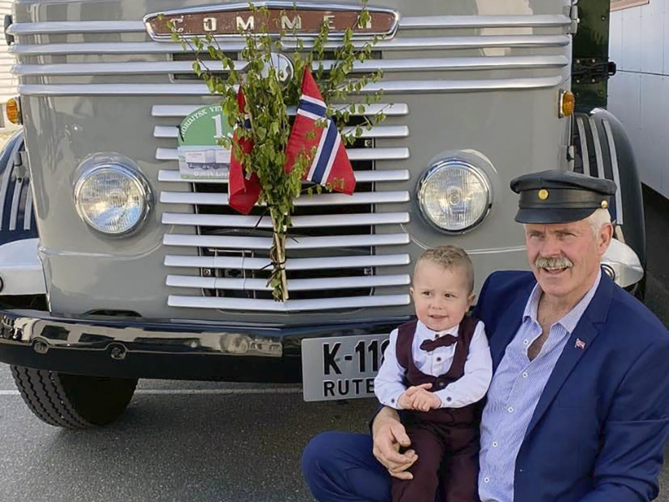 17.-MAI TOG: Leif Erik Pedersen ble spurt om han ville kjøre fremst i 17.mai toget i Flekkefjord med sin Commer lastebil 1958-modell. Sammen med barnebarnet Trym (2 ½) kjørte Leif Erik i front på toget på nasjonaldagen.