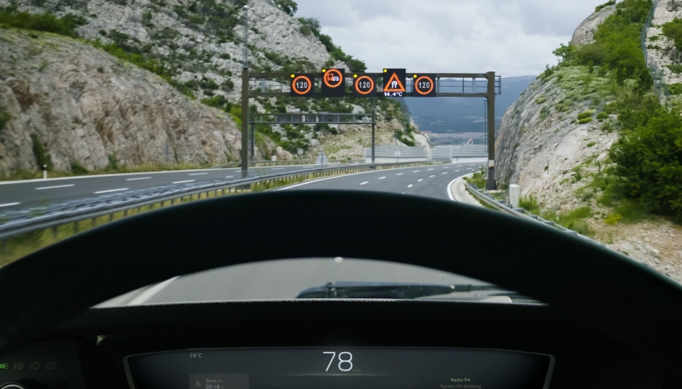Intelligent hastighetshjelp gir sjåføren informasjon om fartsgrensene ved å lese veiskilt og vise grensene på instrumentpanelet.
