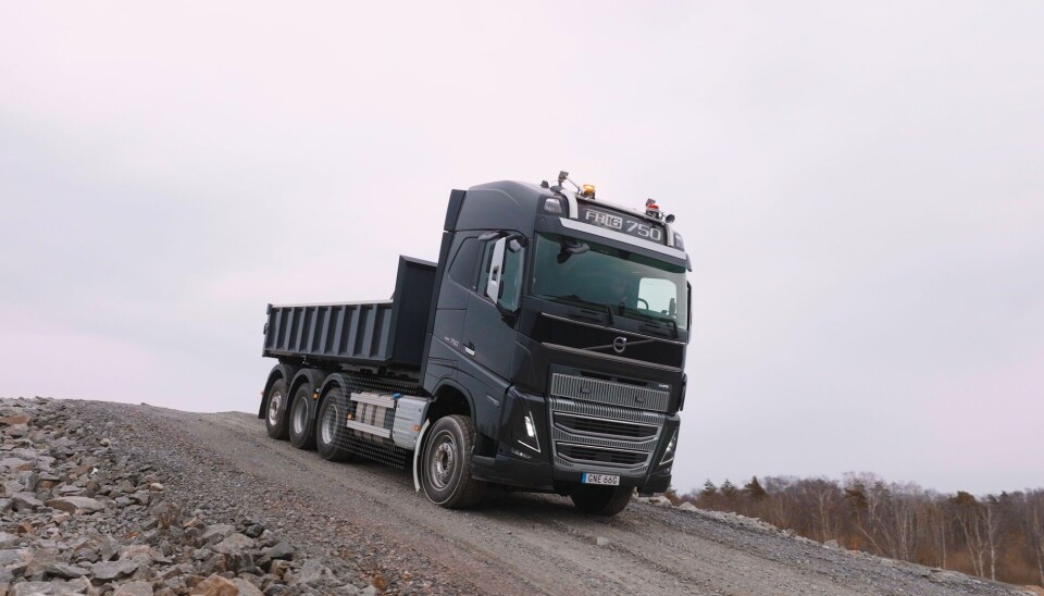 Auto Hold-funksjonen hjelper til med å holde lastebilen i ro inntil man tråkker på gasspedalen og på denne måten beroliger og hjelper sjåføren i stigninger og bakker.