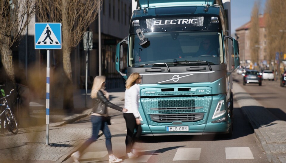 Front Short Range Assist har radar og kamera i fronten brukes for å oppdage om noen er foran lastebilen.