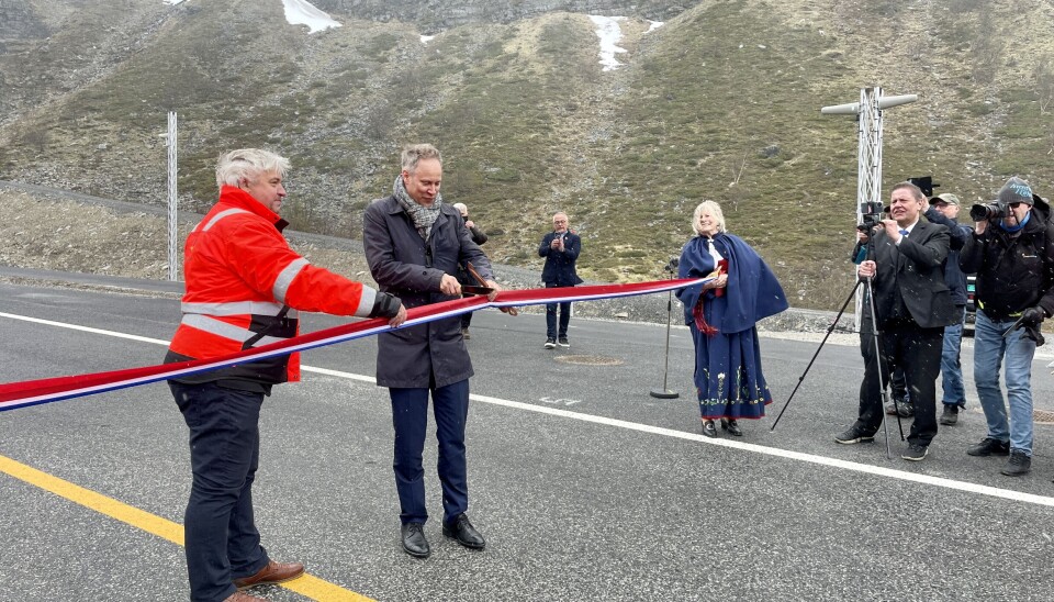 Samferdselsminister Jon-Ivar Nygård åpnet E69 Skarvbergtunnelen for trafikk.