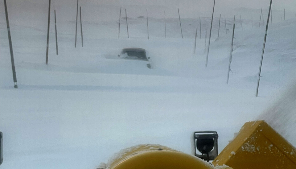 Presis vegdrift i arbeid på riksvei 7 på Hardangervidda i helgen. Når det var brøytet bort til denne bilen, tok bilberger Thord Paulsen AS den med seg.