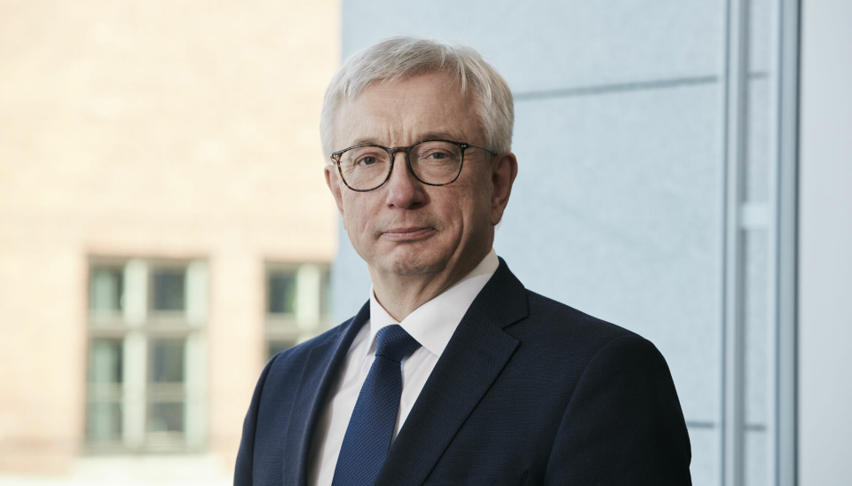 Riksrevisor Karl Eirik Schjøtt-Pedersen kommer med krass kritikk av pengebruken innen drift og vedlikehold av veier.
