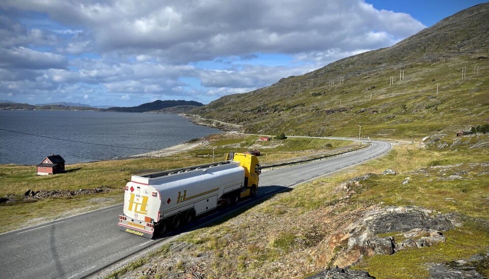 Riksvei 94 er den eneste innfartsveien til Hammerfest og riksvegen er en sentral del av kommunikasjonstilbudet i Hammerfest og Kvalsund. Sykehuset i Hammerfest betjener store deler av befolkningen i Vest-Finnmark, og Hammerfest er et regionalt trafikk-knutepunkt. Riksvei 94 er den eneste innfartsveien til Hammerfest og riksvegen er en sentral del av kommunikasjonstilbudet i Hammerfest og Kvalsund. Sykehuset i Hammerfest betjener store deler av befolkningen i Vest-Finnmark, og Hammerfest er et regionalt trafikk-knutepunkt.
