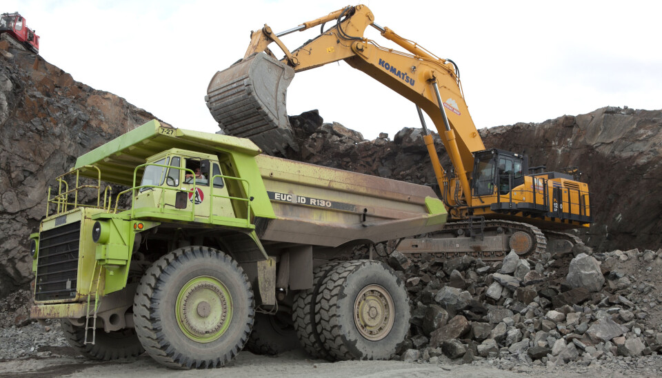 Den ene Euclid-en lastes av Komatsu-en mens den andre R130-en tipper lasten sin i grovknuseren.