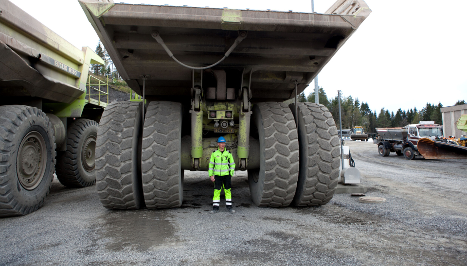 Dette bildet av Tormod Wæhle bak den ene tipptrucken, viser hvor store dimensjoner det er snakk om i bruddet.