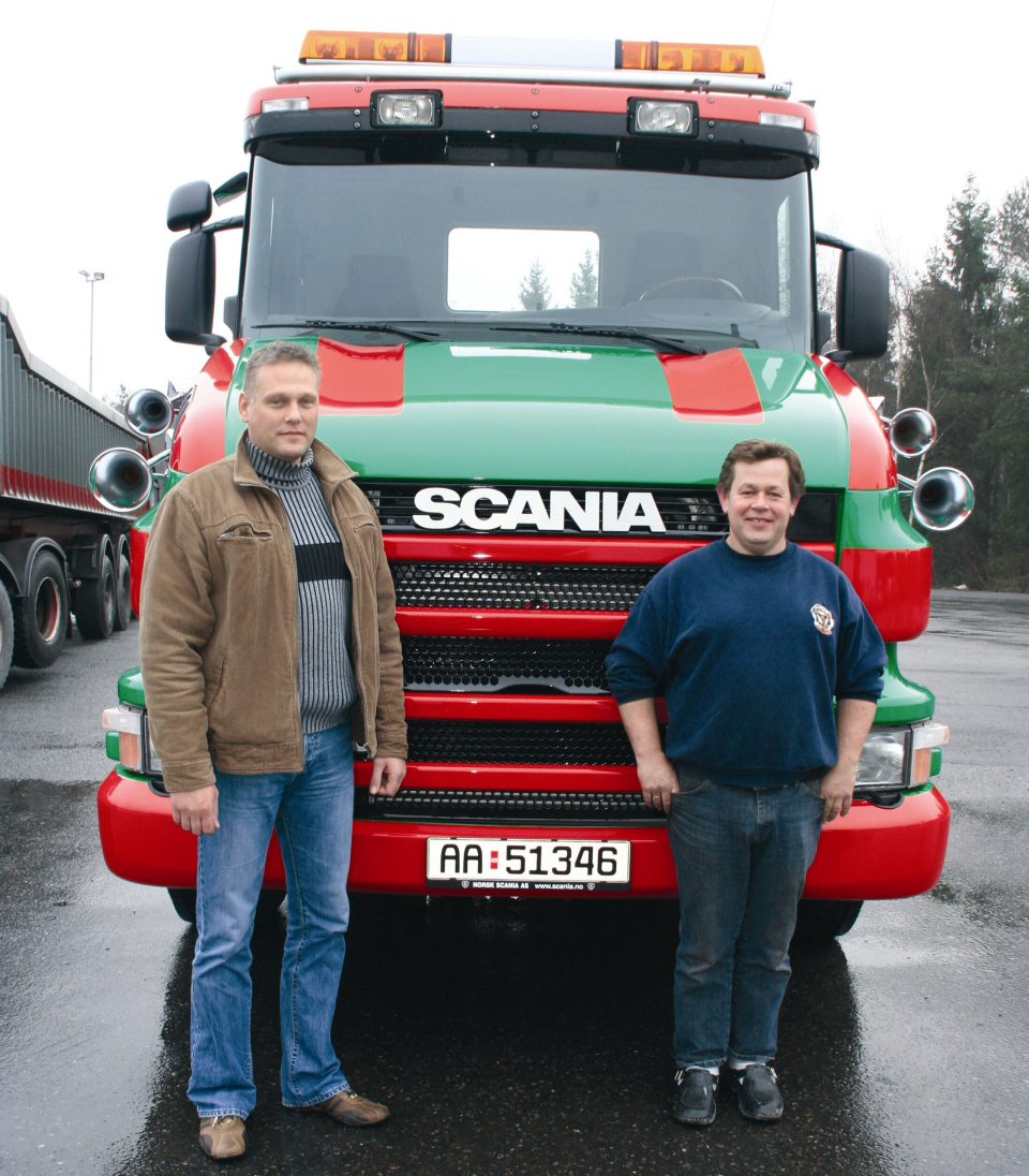 En historisk bil til en entusiastisk snutebileier overlevert i Østfold i november. Scania-selger Ronny Johansen (t.v.) sammen med lastebileier Terje Aaserød.