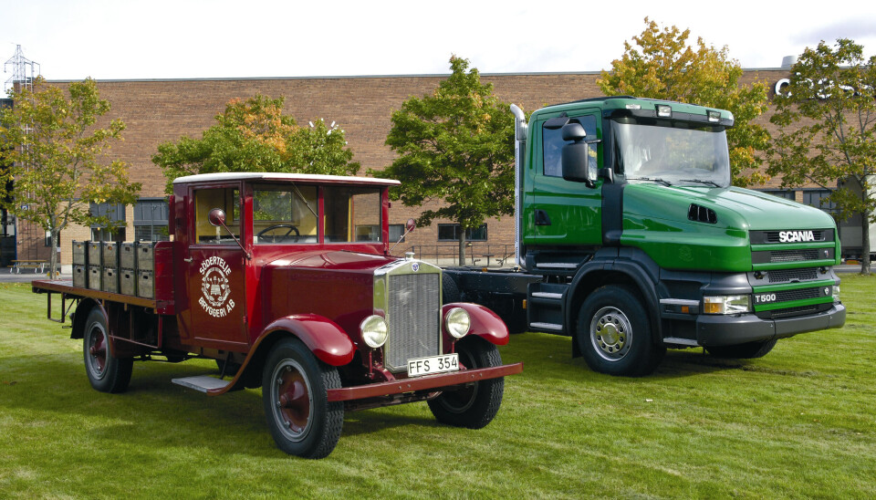 Et historisk bilde utenfor fabrikken etter at verdens siste Scania snutebil er blitt produsert, her sammen med en 1927 modell Scania bryggeribil som for anledningen er tatt ut fra museet.
