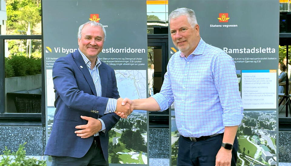 Anders Geirstad, (t.v.), Skanska Norge og Ove Myrvåg, ass. vegdirektør signerte 5. juni kontrakt for bygging av Fornebukrysset-Strand. Anders Geirstad, (t.v.), Skanska Norge og Ove Myrvåg, ass. vegdirektør signerte 5. juni kontrakt for bygging av Fornebukrysset-Strand.