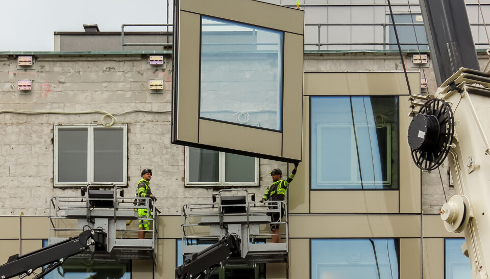 Her monteres elementfasade hos SINTEF i Forskningsveien 1 i Oslo i forbindelse med rehabilitering og energioppgradering. Elementene løftes på plass og fastmonteres til innfestingsbrakettene. Her monteres elementfasade hos SINTEF i Forskningsveien 1 i Oslo i forbindelse med rehabilitering og energioppgradering. Elementene løftes på plass og fastmonteres til innfestingsbrakettene.