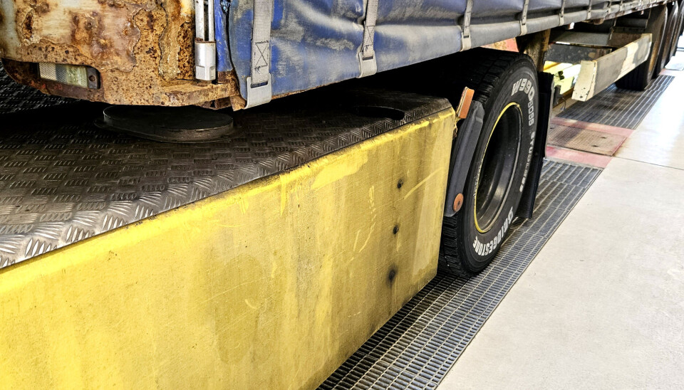 Trekkvogna hadde nok vært velstelt en gang i tiden, etter hjulene å dømme, men nå manglet med all tydelighet både vask og vedlikehold. Trekkvogna hadde nok vært velstelt en gang i tiden, etter hjulene å dømme, men nå manglet med all tydelighet både vask og vedlikehold.