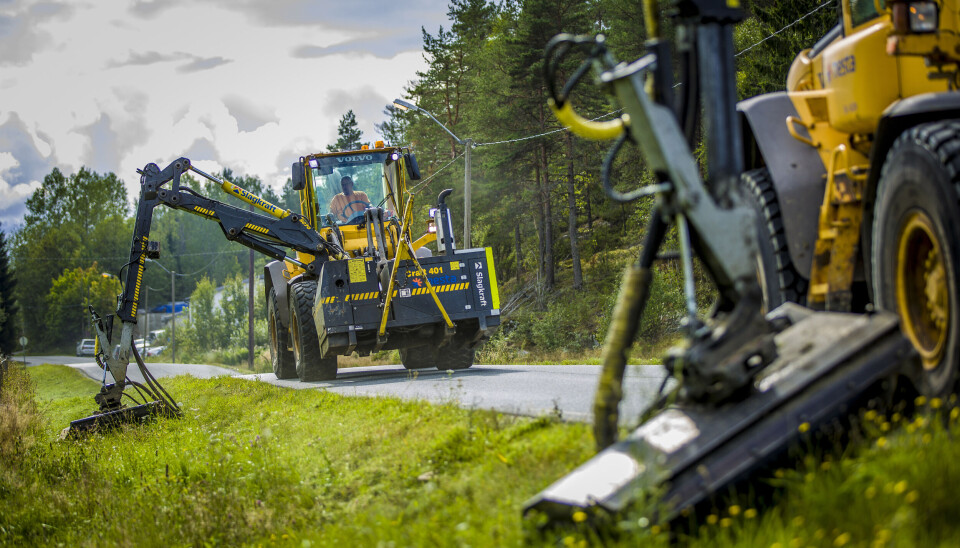 Kantslått er innstilt på fylkesveiene og skjer kun på natt på riksveiene. Kantslått er innstilt på fylkesveiene og skjer kun på natt på riksveiene.