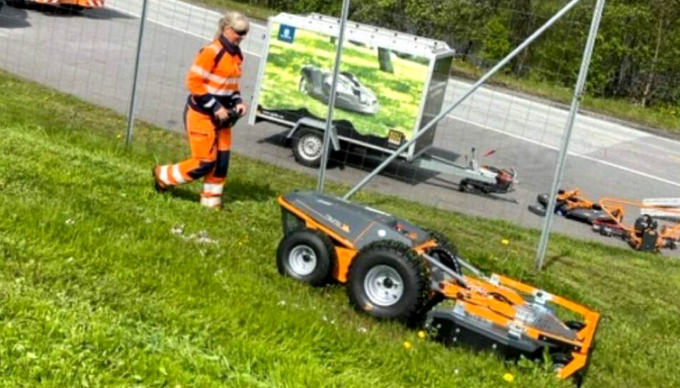 FJERNSTYRT: Fagarbeider Lisbeth Moberg testet ut klippemaskinen Raymo (Raymond) Torpedo nylig. FJERNSTYRT: Fagarbeider Lisbeth Moberg testet ut klippemaskinen Raymo (Raymond) Torpedo nylig.