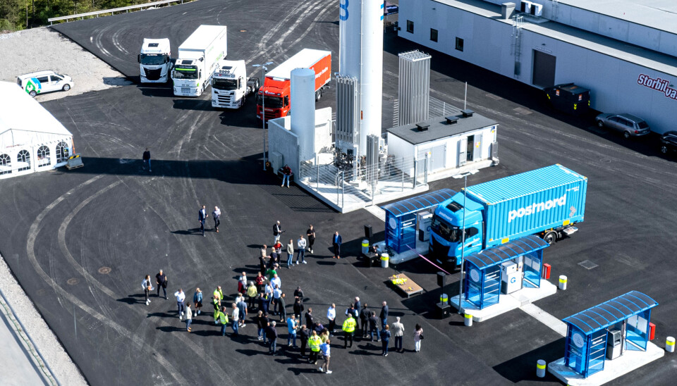 OPPSTILLING: Posten Bring har kjøpt biogass-lastebiler for å gi et godt utgangspunkt for at fyllestasjonen skal lønne seg. På åpningsdagen var det konkurrenten Postnord som hadde tatt oppstilling ved påfyllingen. Posten og ÅRIM står parkert i bakgrunnen. OPPSTILLING: Posten Bring har kjøpt biogass-lastebiler for å gi et godt utgangspunkt for at fyllestasjonen skal lønne seg. På åpningsdagen var det konkurrenten Postnord som hadde tatt oppstilling ved påfyllingen. Posten og ÅRIM står parkert i bakgrunnen.