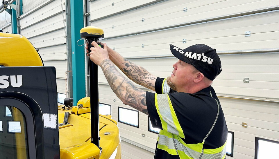 MONTERING: Antenne monteres på en gravemaskin.