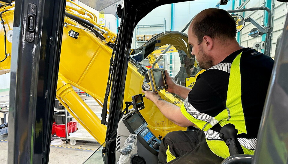 I HYTTA: Skjerm monteres og kobles til anlegget.