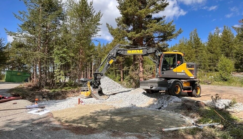 Stian Brenden Maskinservice AS er i gang med grunnarbeider til det nye toalettbygget på rasteplassen ved E136 på Lora.