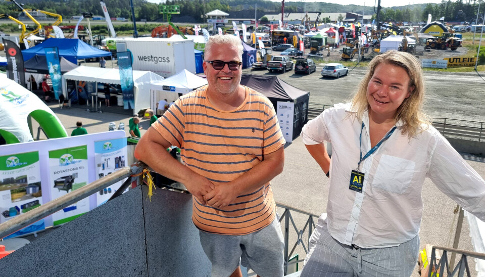 RENT TRAV: Julie Falch (MEF) og Ingvar Ludvigsen (Sørlandets Travpark) er klare for messe. Over 80 utstillere er også på plass.
