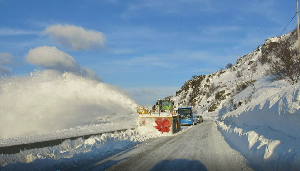Rv. 94 ligger langs havet, men har høyfjellets utfordringer med snøfokk vinterstid.