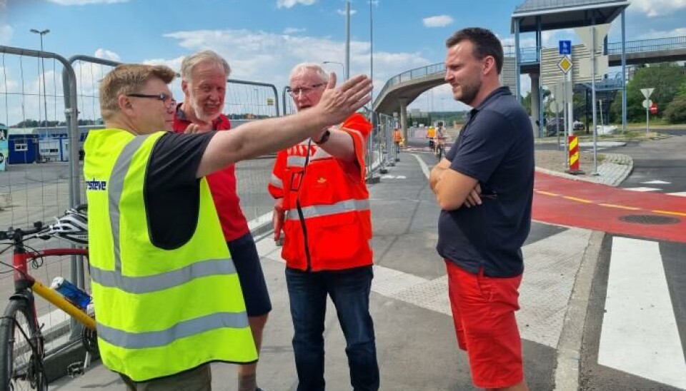 BEFARING: Trond Nordvik (i gul vest) SVV og NLF så hvor farlig krysset var.