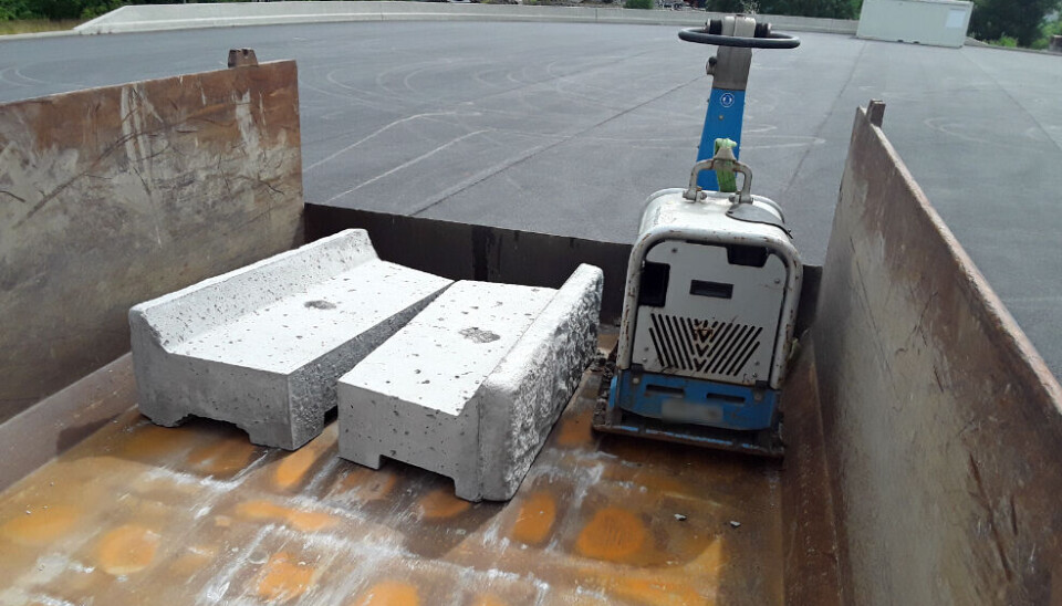 I DUMPERKASSA: Usikret last på nær 1,5 tonn.