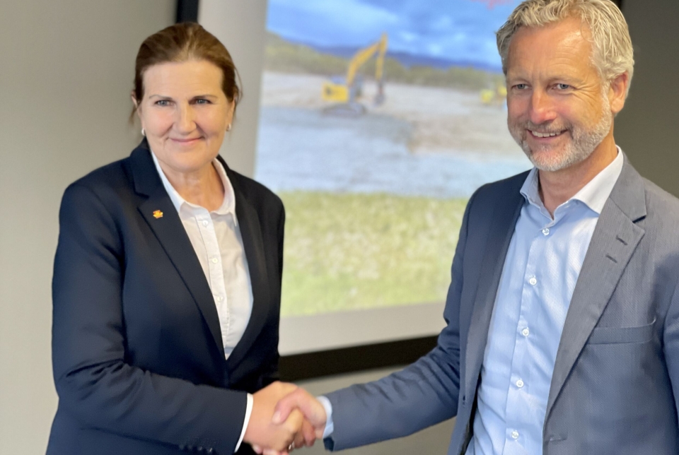 SIGNERING: OPS-kontrakten ble i dag en realitet da veidirektør Ingrid Dahl Hovland og konsernsjef i Skanska, Stein-Ivar Hellestad signerte kontraktprotokollen.