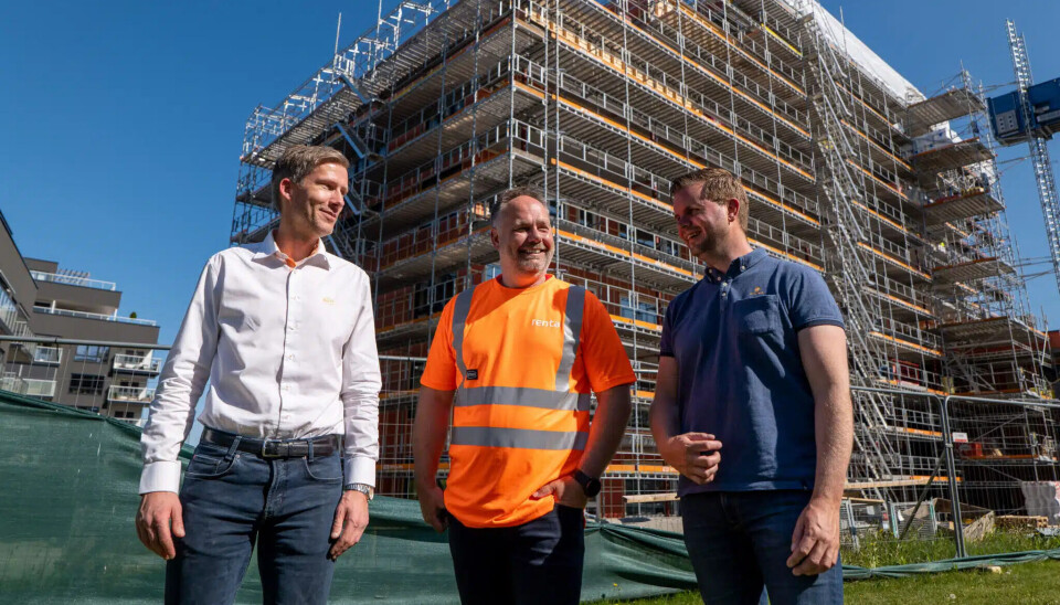 OPPKJØP: En glad gjeng med oppkjøper og oppkjøpte. Fra venstre: Daglig leder i Myliftgruppen, Knut Rindal, administrerende direktør i Renta Norge, Leif-Martin Drange, og daglig leder i MB Stillas, Kristian Borud. Foto: Stian Tandberg