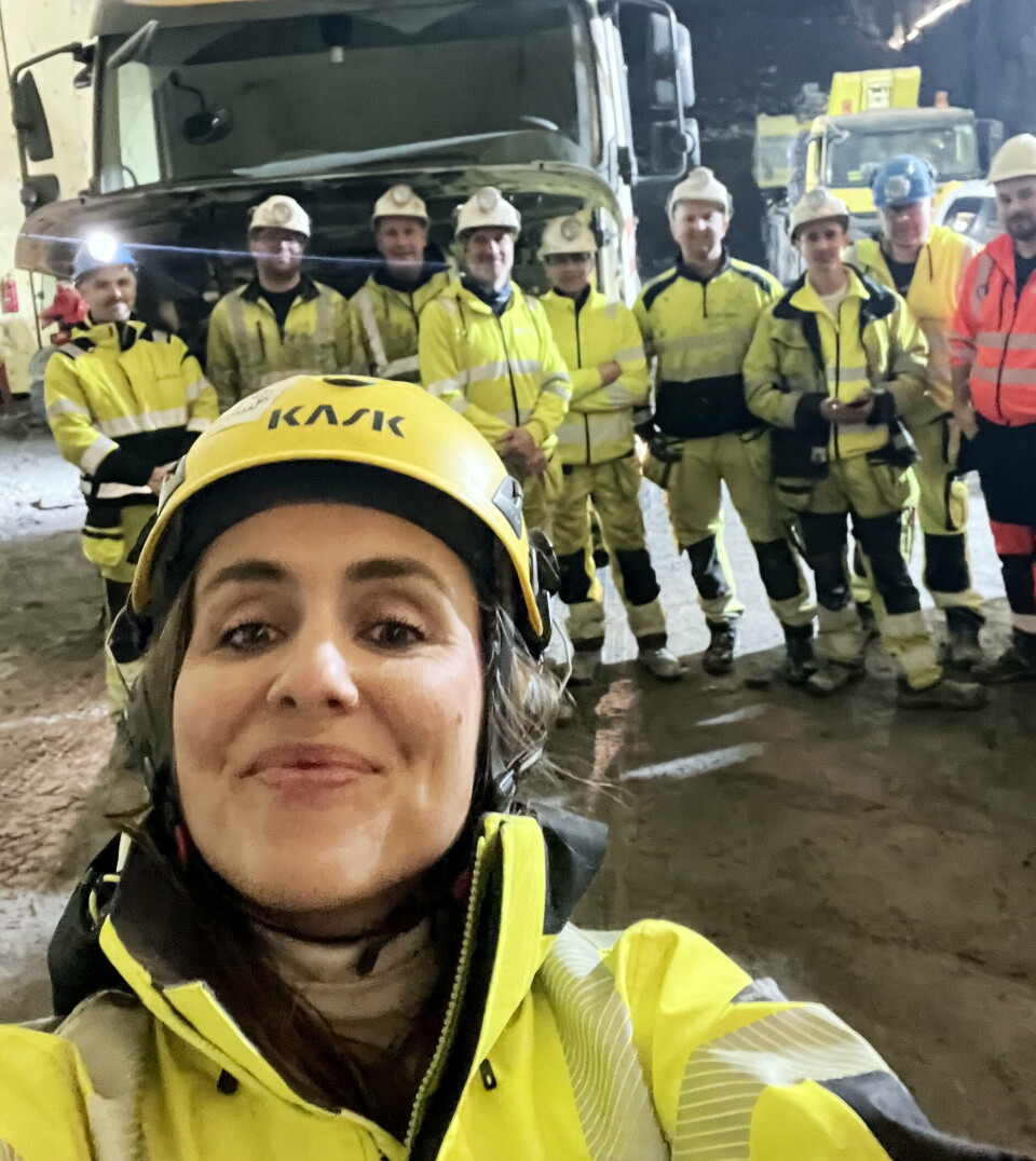 UTVIKLING: Efferas Annikken Bergem Nygaard tar en selfie med mange av personene som har testet løsningen i bakgrunnen.