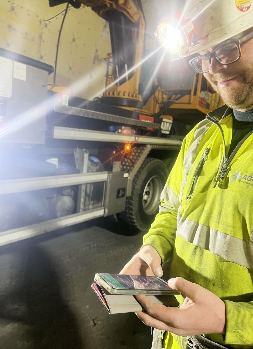 KOMMUNIKASJON: En AG Tunnel-arbeider «kommuniserer» med maskinen via sin egen mobiltelefon.