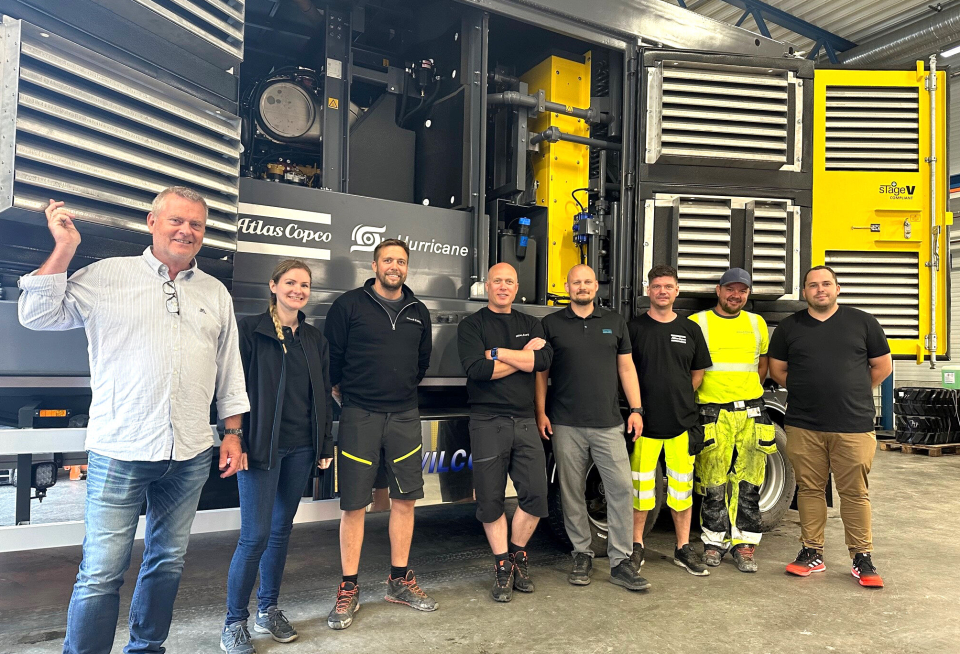 Fra ventre: Salgsansvarlig Atlas Copco Jon-Andreas Ellefsen, salg ettermarkedsprodukter Atlas Copco Kaja Kaus, prosjektleder Anlegg Hitech Energy Aleksander Øverby, daglig leder Hitech Energy Magnus Vegheim, teknisk sjef Atlas Copco Christian Paulsen, tekniker Atlas Copco Klaus Sørensen, boreassistent Hitech Energy Tommy Solhaug og boresjef Hitech Energy Ernestas Augutis.