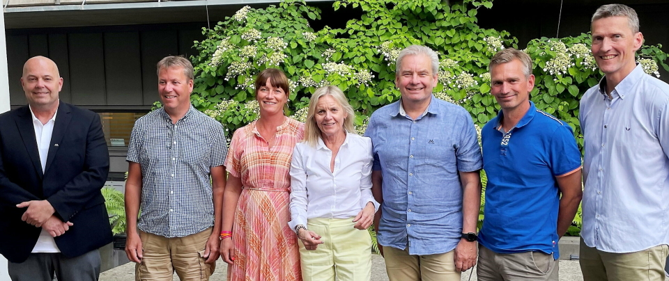 Det nye styret består av (fra venstre): Styremedlem Andre Waage - NCC Industry, styremedlem Glenn Thorèn - Pon Cat, styreleder Hilde Heieren - Viken fylkeskommune, prosjektleder Vibeke Taranger – Veiteknisk Institutt, styremedlem Even Sund - Statens vegvesen, styremedlem Robert Blix Norbeck - TW Gruppen og styremedlem
Jostein Aksnes - Statens vegvesen.