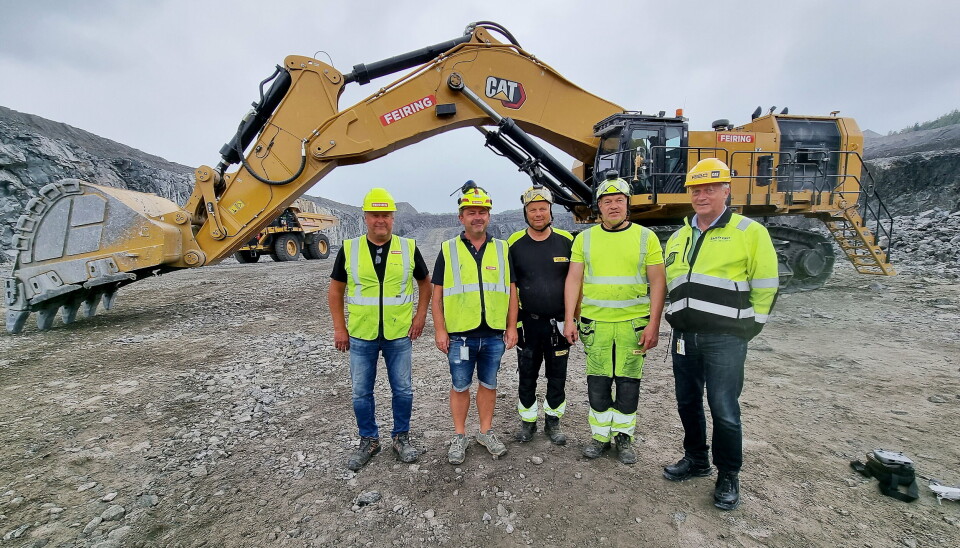 PÅ PLASS: Her er maskinen på plass, et par måneder før planlagt overlevering. Fra venstre: Kjetil Tørseth og Roar Aaserud (begge Feiring), Øystein Grave, Helge Mallaugstredet og Per Olav Listou (alle Pon Equipment).