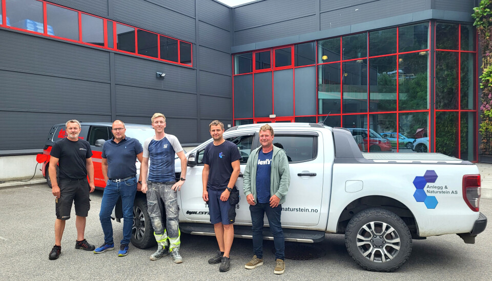 Bilde av Richard Modalen, Egil Johnsen (daglig leder i Landskapsentreprenørene), Alex Gulbrandsen, Tommy Skeie og Frank Olsen. Førstnevnte og sistnevnte selger sine aksjer i Anlegg & Naturstein til Landskapsentreprenørene AS.